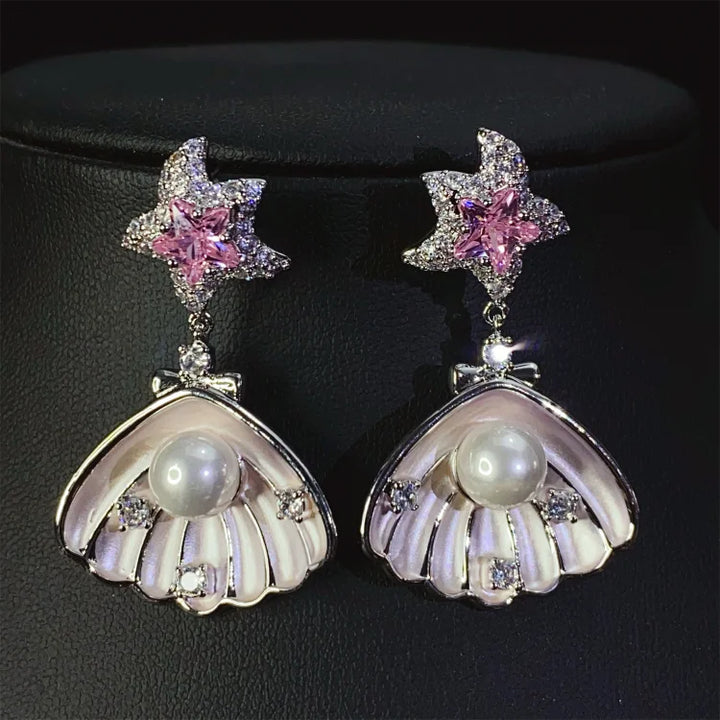 Brincos de conchas cravejadas de diamantes e pérolas
