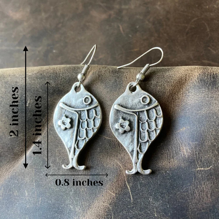 Brincos vintage de peixe prateado com flor estilo Boho