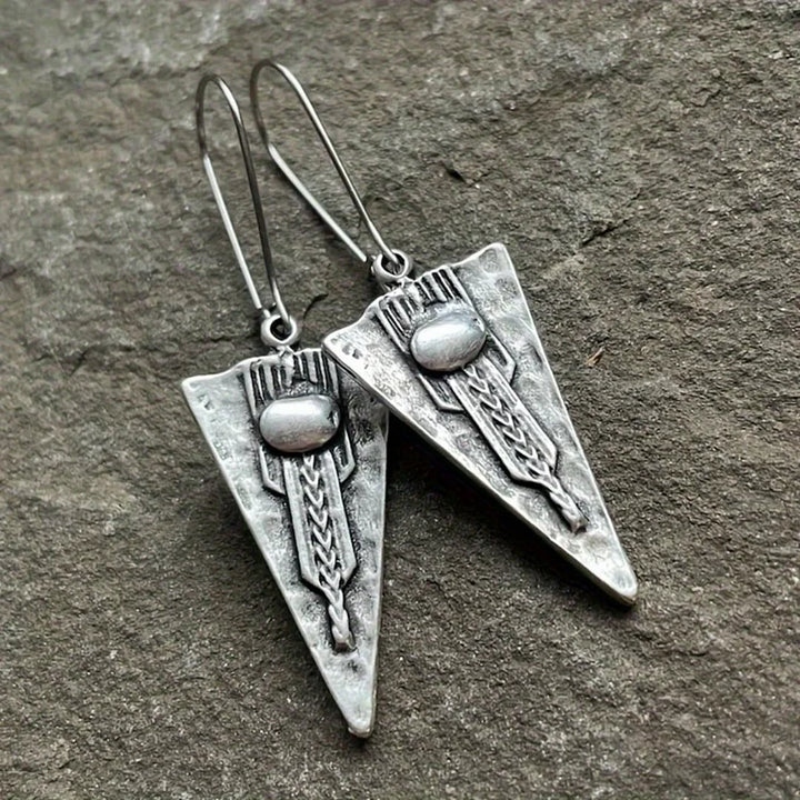 Brincos vintage com textura geométrica triangular