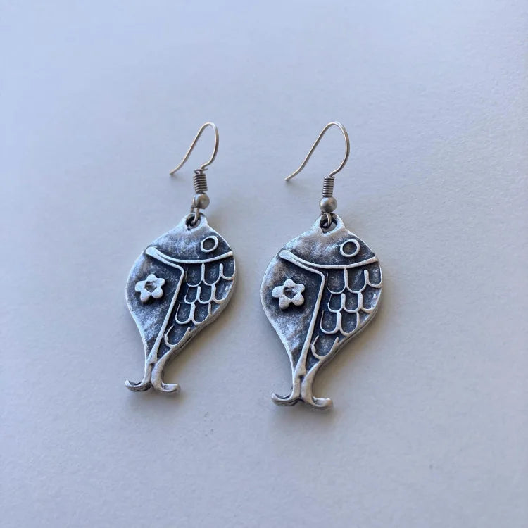 Brincos vintage de peixe prateado com flor estilo Boho