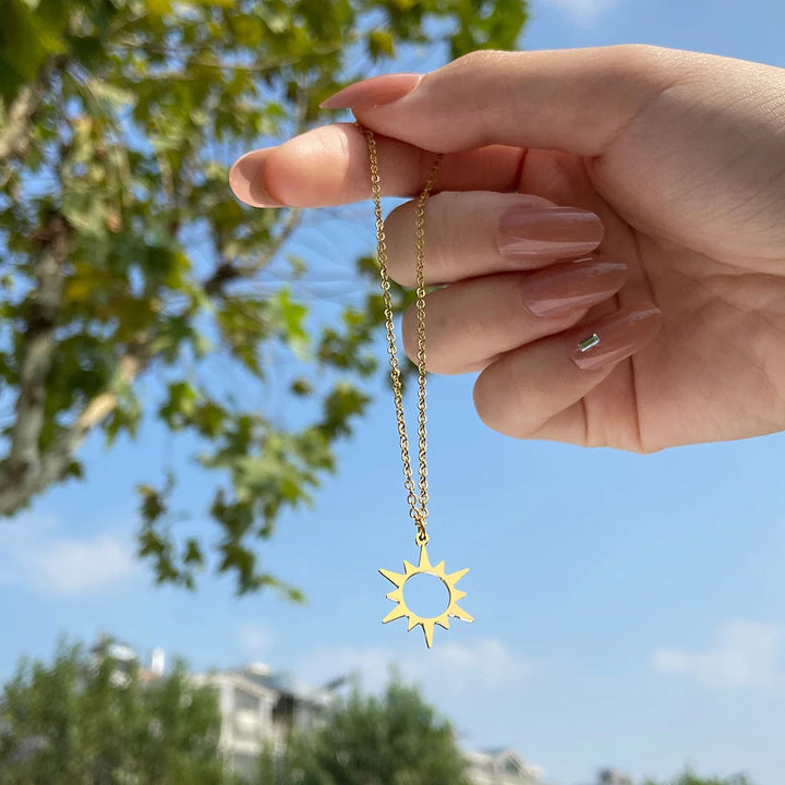 Colar em aço inoxidável unissex com pendente sol minimalista - JOFashion, joias perfeitas para amigos e presentes ideais