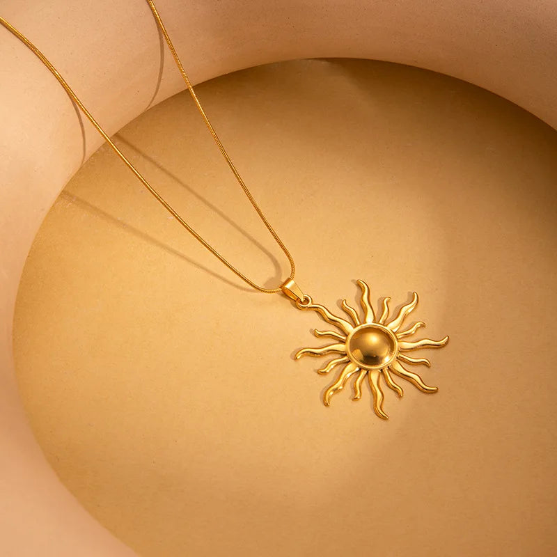 2024 Novo Colar de Pingente Solar de Moda em Aço Inoxidável 316L Dourado para Mulheres e Meninas - Joia Estilosa de Presente