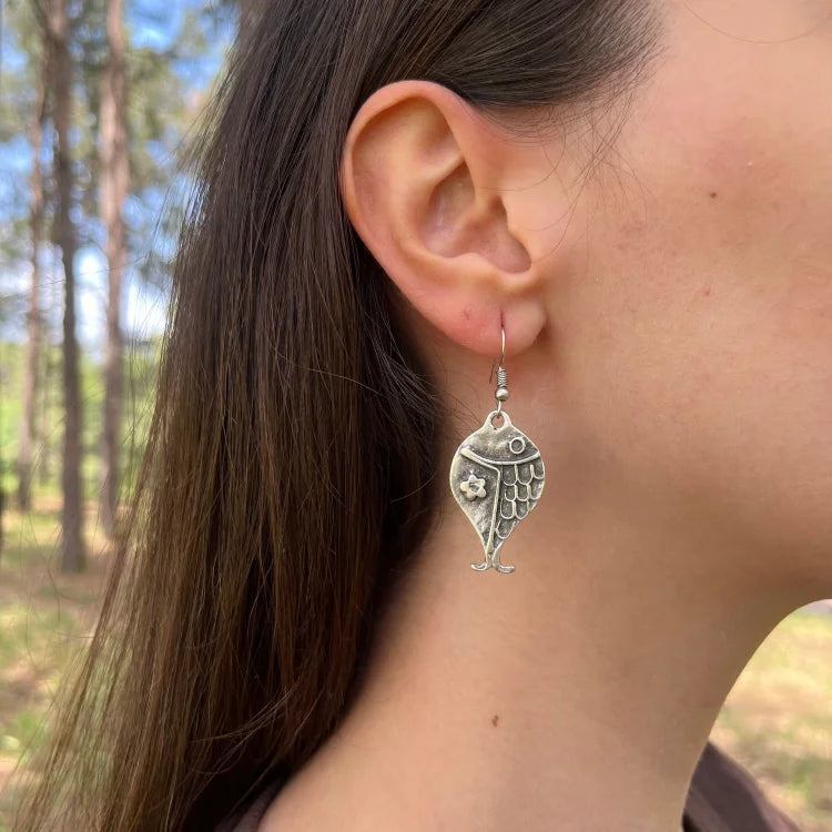 Brincos vintage de peixe prateado com flor estilo Boho