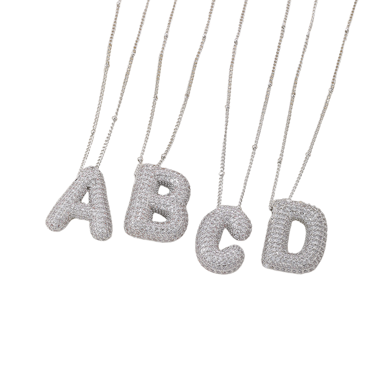 Conjunto de colar inicial em letras bolha