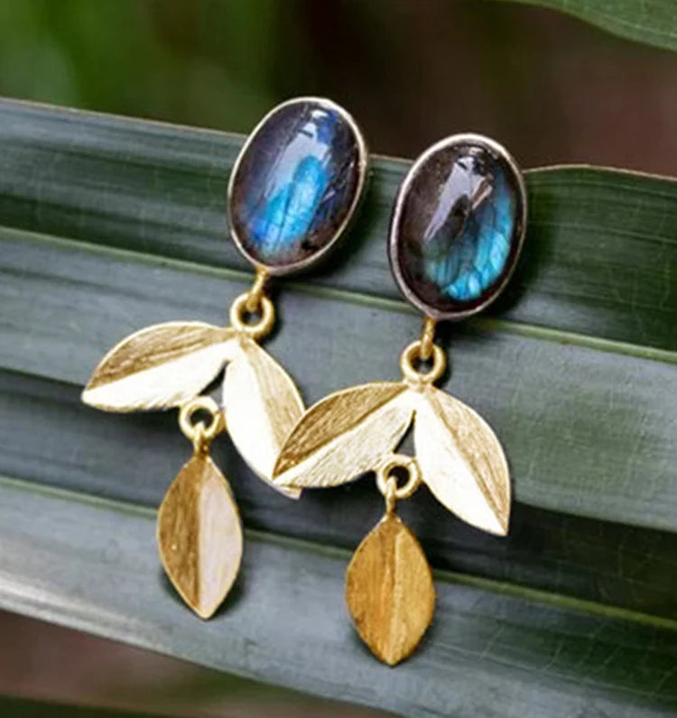 Brincos vintage de folha de ouro com pedra da lua azul-escura