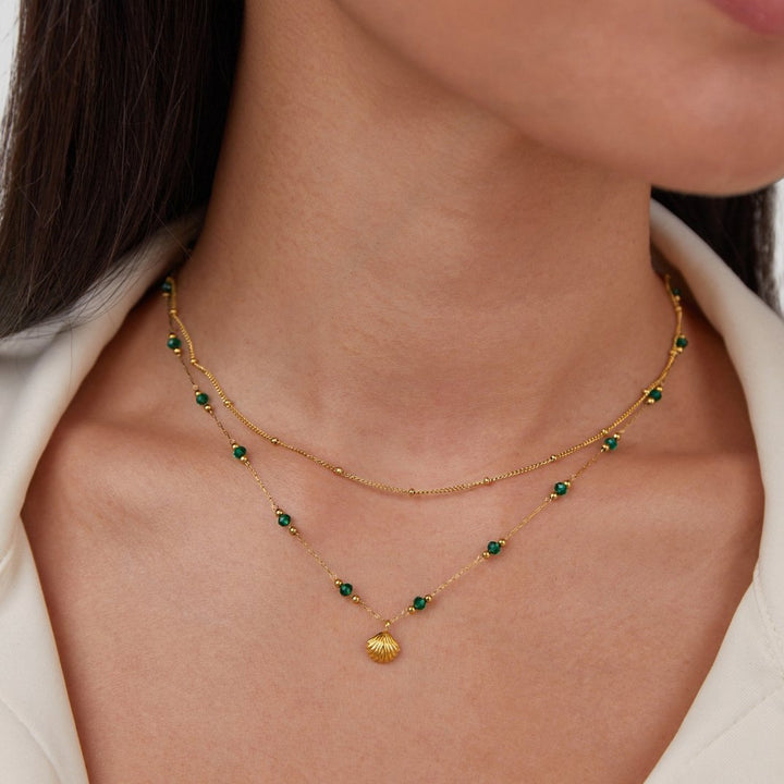 Colar Nerissa com Concha Dourada e Pérola Verde