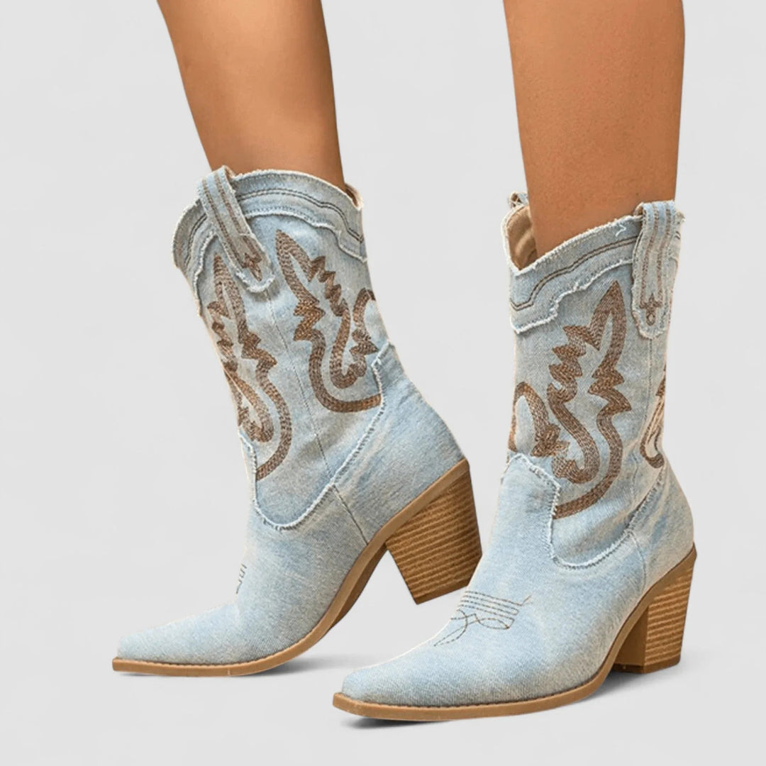 A Bota Della em Denim