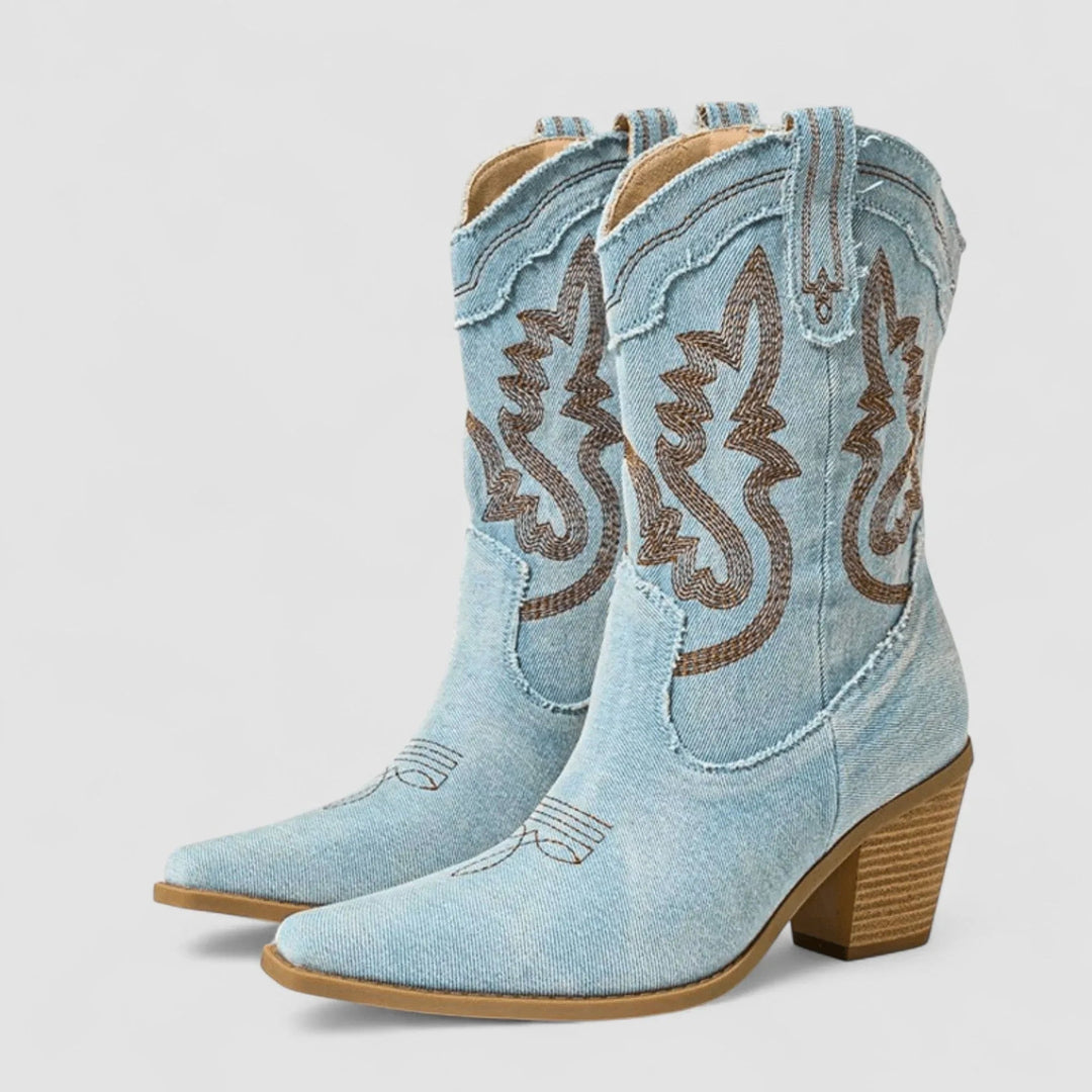 A Bota Della em Denim