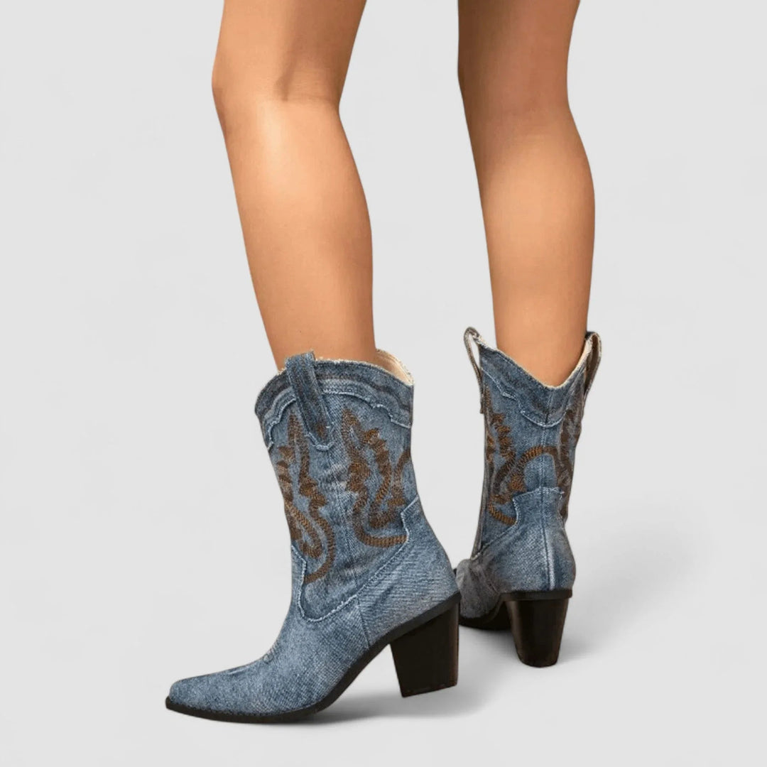 A Bota Della em Denim
