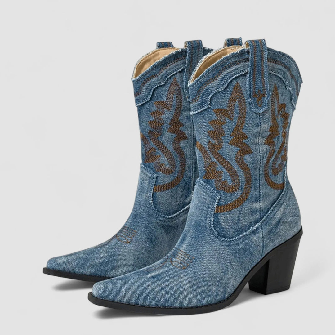 A Bota Della em Denim