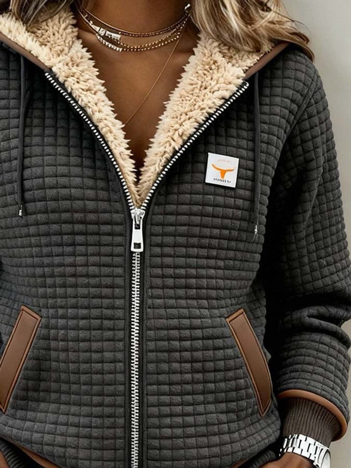 Penelope | Jaqueta Feminina Quilted com Forro de Sherpa e Capuz com Zíper Total